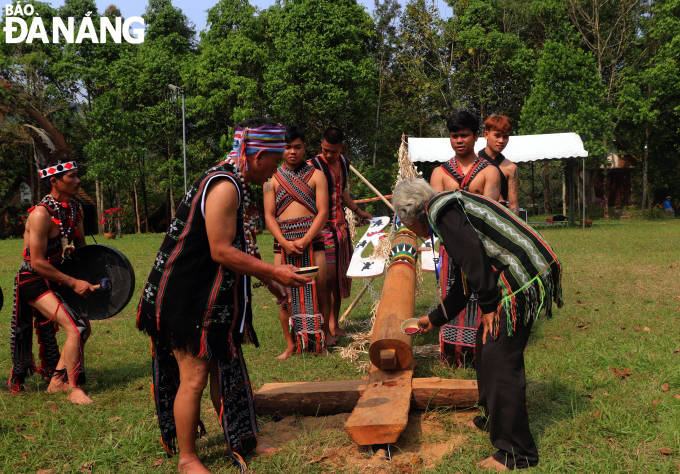  The pole is usually decorated quite elaborately with many details and patterns with four main colours: black, white, red, and yellow, thus expressing traditional culture and spiritual elements in the beliefs of the Co Tu people.