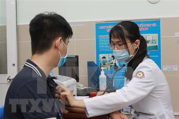 A medical worker gets health check before vaccination (Photo VNA) 