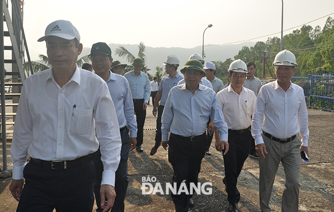 Bộ trưởng Bộ KH&ĐT Nguyễn Chí Dũng (người đội mũ cối, hàng đầu) cùng đoàn công tác kiểm tra thực tế dự án xây dựng Bến cảng Liên Chiểu. Ảnh: THÀNH LÂN