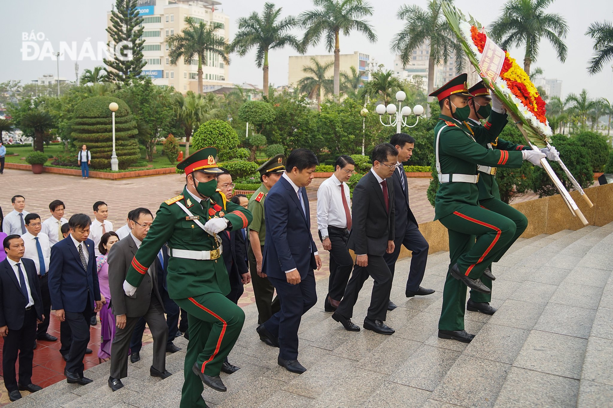 Lãnh đạo thành phố dâng hoa tưởng niệm các anh hùng liệt sĩ tại Đài Tưởng niệm thành phố. Ảnh: NGUYỄN QUANG