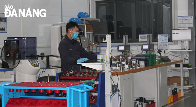 Công nghiệp công nghệ cao ngày càng đóng góp vào tỷ trọng kinh tế thành phố. TRONG ẢNH: Hoạt động sản xuất tại Công ty TNHH Universal Alloy Corporation Vietnam (Khu Công nghệ cao). (Ảnh chụp cuối tháng 2-2021) 				  	                    Ảnh: K.NINH