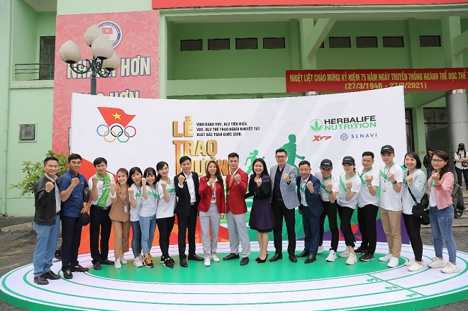 Đại diện Herbalife Việt Nam chúc mừng các huấn luyện viên, vận động viên tiêu biểu 2020.