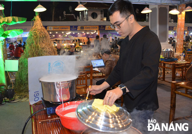 Tourism products should be built in association with conservation and promotion of local culture. IN THE PHOTO: Tourists experience the craft of making traditional rice paper at the New Year Festival of 2021. Photo: THU HA 