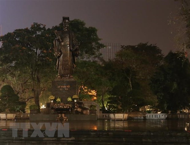 A part of the lighting system at the Ly Thai To Statue Square in downtown Hanoi was turned off on March 27 in response to the Earth Hour event (Photo: VNA)