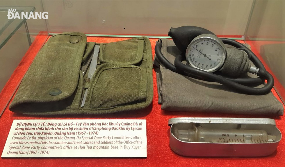 Một số vật dụng dùng trong khám, chữa bệnh cho cán bộ, chiến sỹ Văn phòng Đặc Khu ủy tại căn cứ Hòn Tàu (huyện Duy Xuyên, tỉnh Quảng Nam).