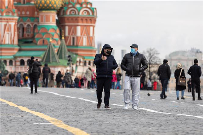  Người dân đeo khẩu trang phòng dịch Covid-19 khi đi trên đường phố Moskva, Nga ngày 23-3-2021. Ảnh: THX/TTXVN