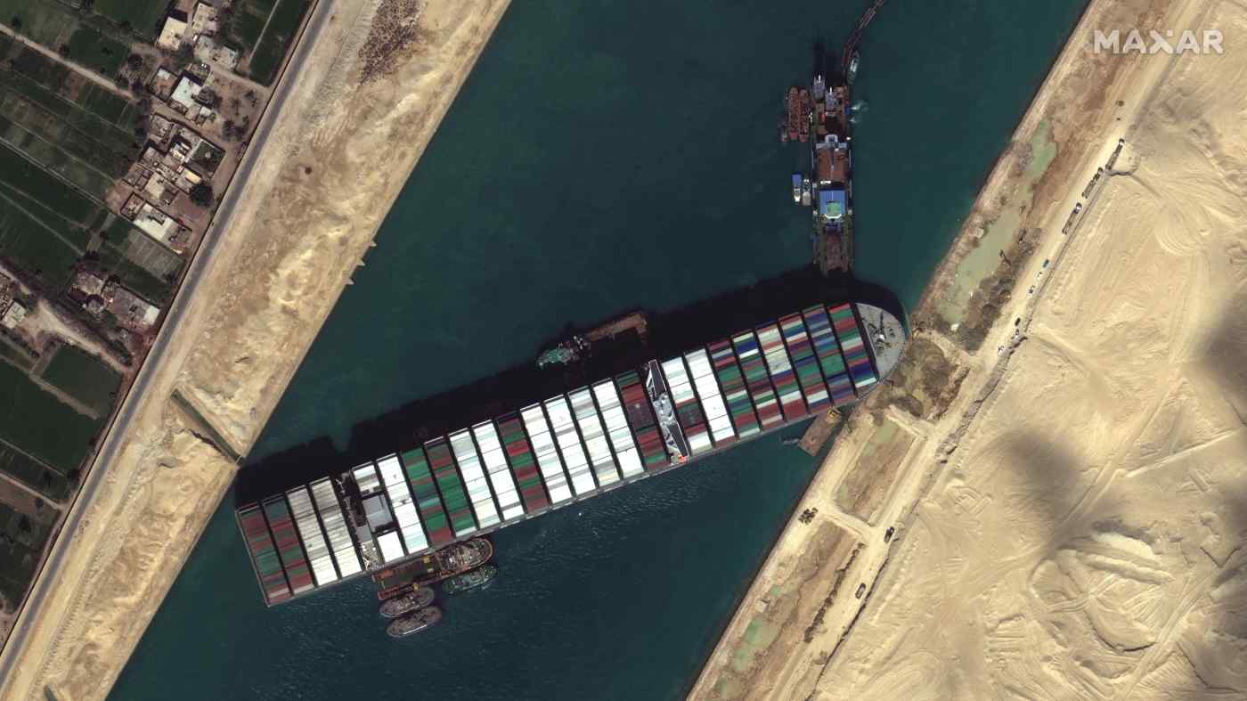 Tàu Ever Given chắn ngang kênh đào Suez. Ảnh: Maxar Technologies	