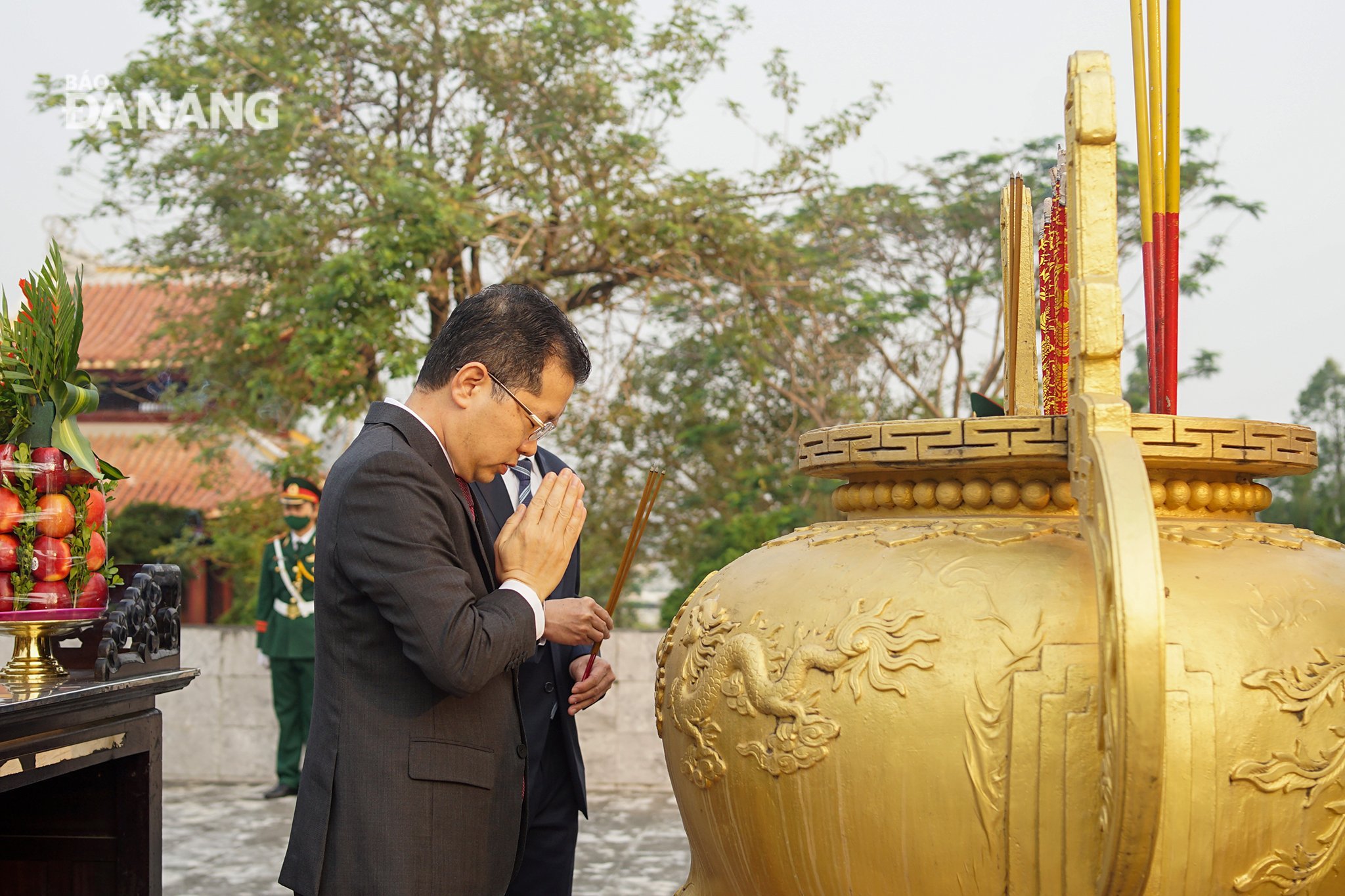  Da Nang Party Committee Secretary Nguyen Van Quang offering incense to commemorate the fallen soldiers at the Hoa Vang District Martyrs’ Memorial on Monday