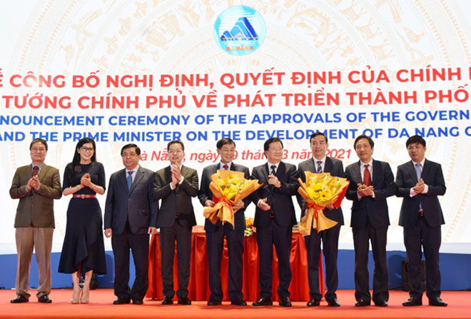 Leaders of the national and municipal authorities congratulated Da Nang on the signing of its bilateral agreement with Imex Pan Pacific Group (IPPG) to formulate a project for building Da Nang into a Southeast Asia regional financial centre.