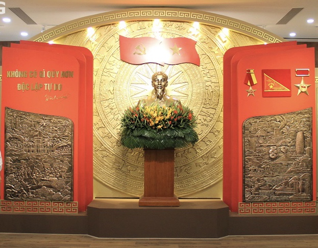 The focal point of the Chamber of Revolutionary Traditions is the spacious stateroom designed in the centre, highlighting a relief of the Dong Son bronze drum, the Party and national flags, and a bust of the late State President Ho Chi Minh.