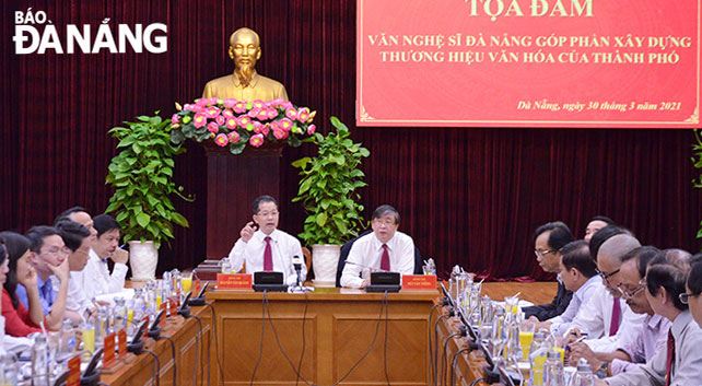 Bí thư Thành ủy Nguyễn Văn Quảng chủ trì buổi tọa đàm. Ảnh: NGỌC PHÚ