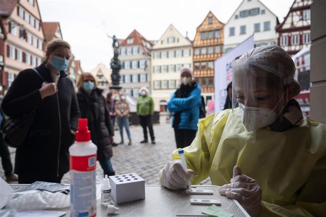 Người dân chờ làm xét nghiệm COVID-19 tại thành phố Tuebingen, Đức ngày 17/2/2021. Ảnh: Getty Images/TTXVN