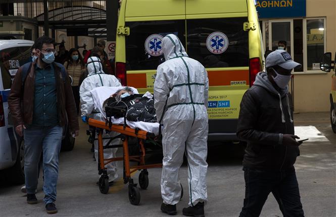 Nhân viên y tế chuyển bệnh nhân COVID-19 vào một bệnh viện ở Athens, Hy Lạp ngày 11/3/2021. Ảnh: THX/TTXVN