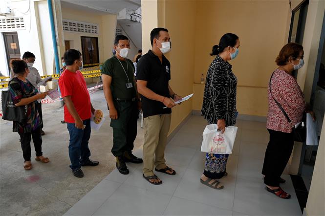 Người dân xếp hàng chờ được tiêm vaccine ngừa COVID-19 tại thủ đô Phnom Penh, Campuchia ngày 22/3/2021. Ảnh: AFP/TTXVN