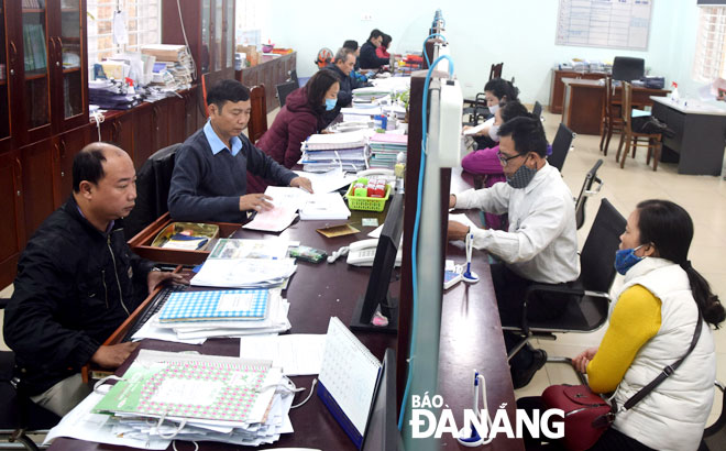 Cán bộ làm việc tại bộ phận “Một cửa” phường An Hải Bắc, quận Sơn Trà.   Ảnh: TRỌNG HUY 