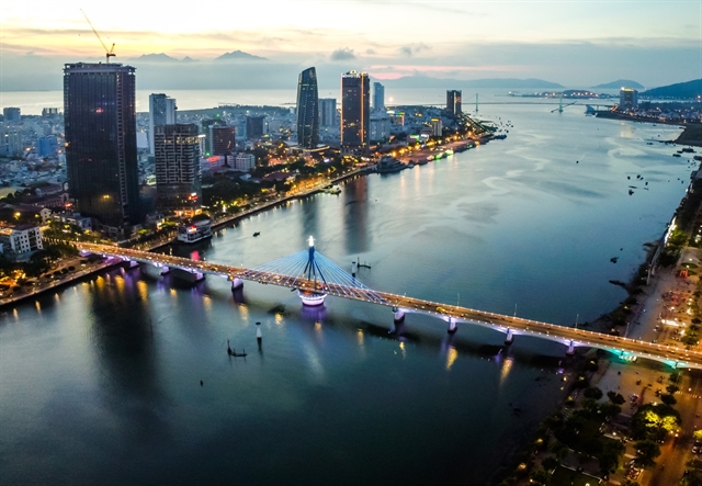 Han River Bridge. Eleven large corporations have registered to study investment in areas under Đà Nẵng’s newly-adjusted planning. — Photo kinhtethitruong.vn