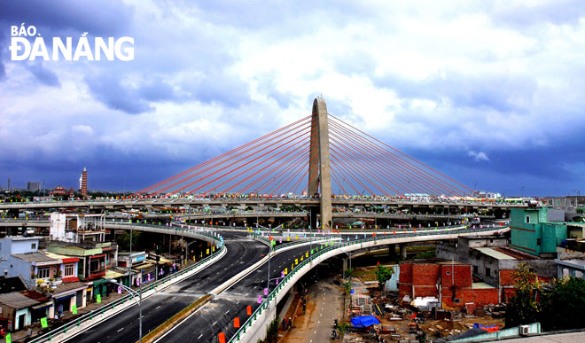 Mant important traffic works have been put into use, considerably driving the city’s socio-economic progress. Here is a view of the Hue T-junction overpass.