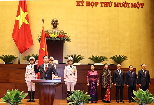 Newly-elected Chairman of the National Assembly Vuong Dinh Hue takes the oath of office. (Source: VNA)