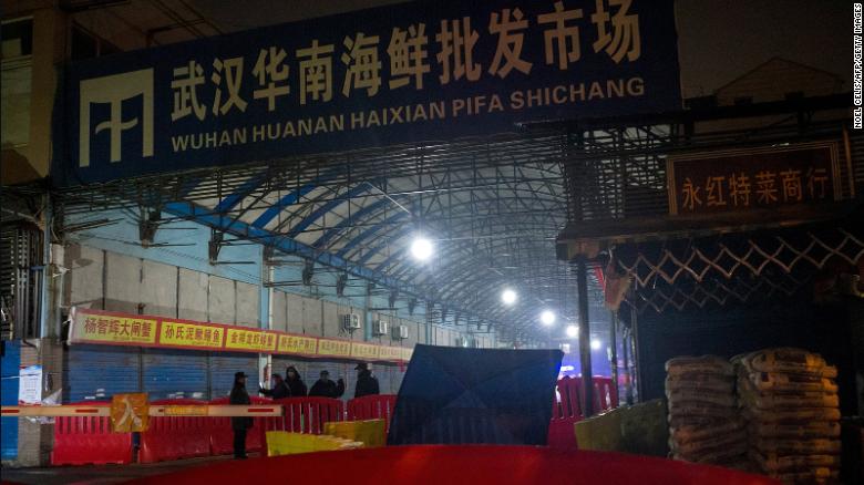 Chợ hải sản Hoa Nam ở thành phố Vũ Hán (Trung Quốc) bị đóng cửa hồi đầu năm 2020 sau khi phát hiện các ca nhiễm Covid-19. Ảnh: CNN