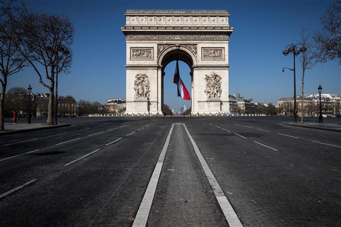 Cảnh vắng vẻ tại Khải Hoàn Môn ở thủ đô Paris, Pháp khi các biện pháp hạn chế được áp dụng nhằm ngăn dịch Covid-19 lây lan, ngày 19-3-2021. Ảnh: AFP/TTXVN
