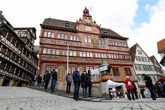 Người dân xếp hàng chờ xét nghiệm Covid-19 tại thành phố Tuebingen, Đức ngày 20-3-2021. Ảnh: AFP/TTXVN