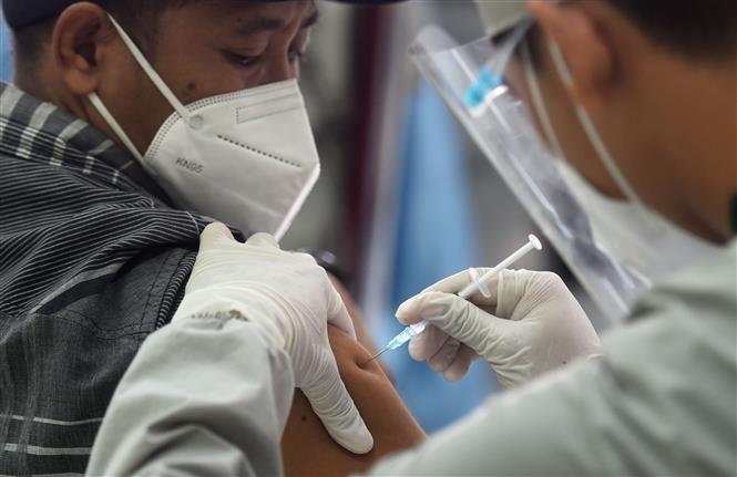 Nhân viên y tế lấy mẫu xét nghiệm Covid-19 cho người dân tại Kuala Lumpur, Malaysia, ngày 12-3-2021. Ảnh: THX/ TTXVN