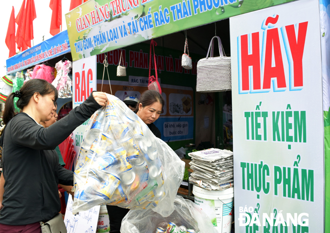 Over recent years, many women in Da Nang have been actively involved in sorting trash at the source