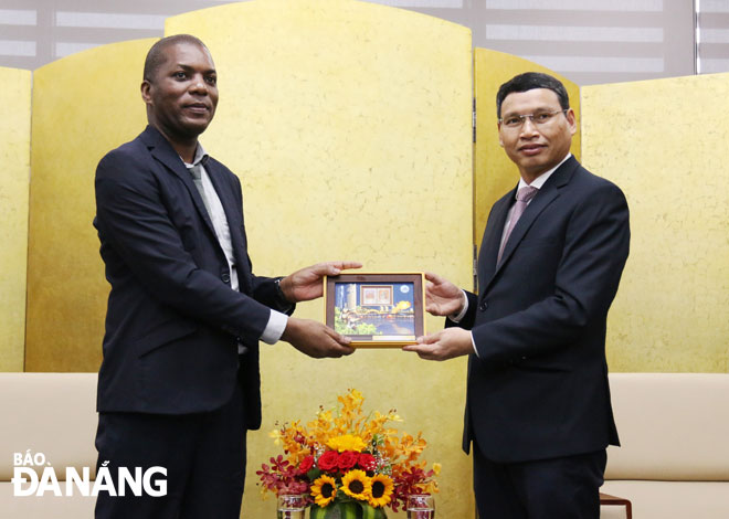 Vice Chairman Minh (R) present a memento to Program Quality and Resource Development Director at World Vision Vietnam Dan Mtonga