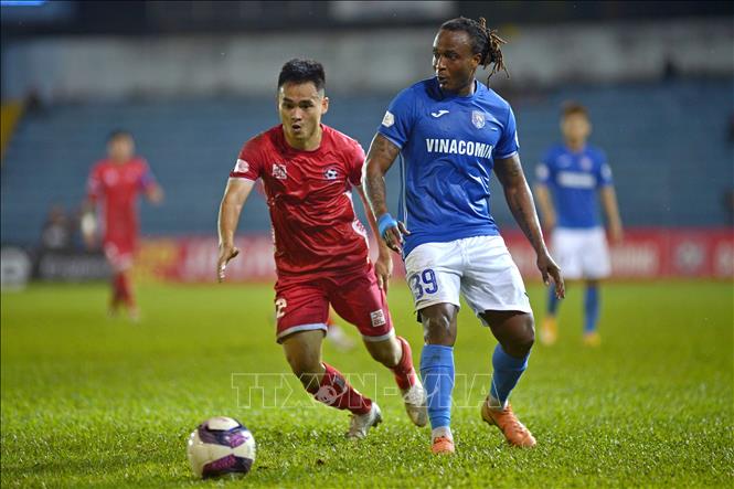 Trận đấu giữa Than Quảng Ninh (áo xanh) với chủ nhà Hải Phòng, tại sân Lạch Tray, ngày 28-3-2021. Ảnh: TTXVN