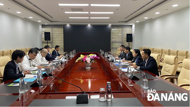  Vice Chairman Minh and leaders of the authorities of Da Nang Hi-tech Park and Industrial Parks along with representatives of Japan’s MAEDA Group discussing investment opportunities in Da Nang.