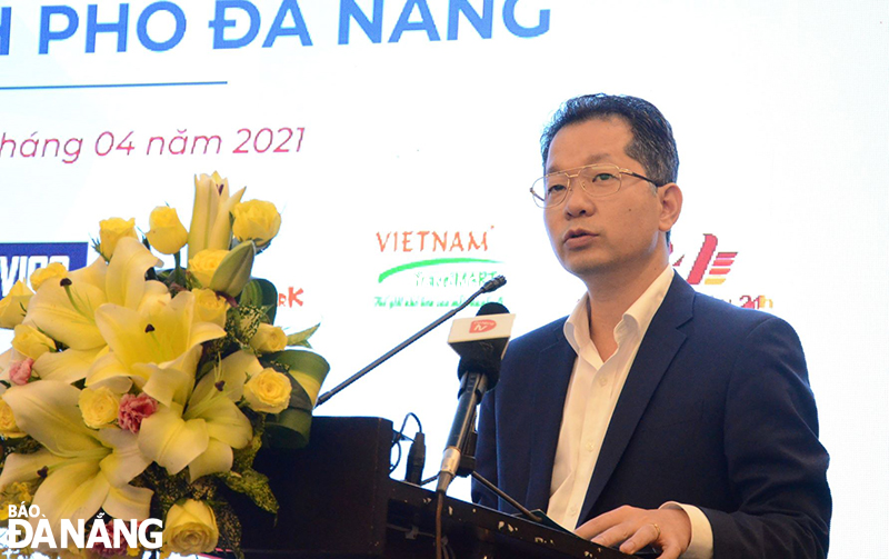 Da Nang Party Committee Secretary Nguyen Van Quang addresses a seminar on Thursday which featured discussions about more effective solutions that must be taken as soon apostle  to restore the Da Nang tourism this year