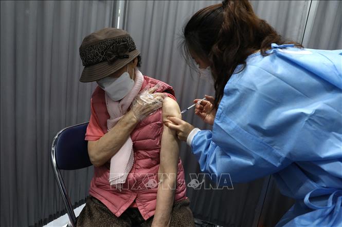 Tiêm vaccine ngừa COVID-19 cho người dân tại Seoul, Hàn Quốc ngày 1/4/2021. Ảnh: AFP/TTXVN