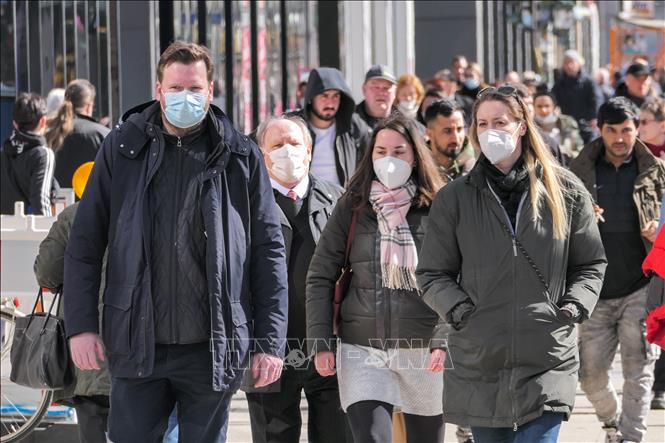 Người dân đeo khẩu trang phòng dịch COVID-19 tại Berlin, Đức, ngày 22/3/2021. Ảnh: THX/TTXVN