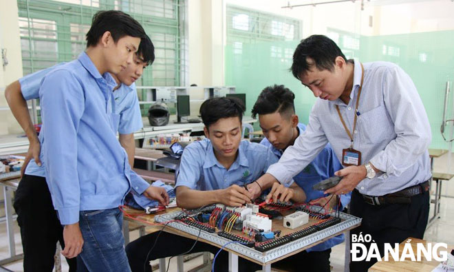 Sinh viên Trường Cao đẳng Nghề Đà Nẵng trong giờ thực hành điện công nghiệp. Ảnh: T.V