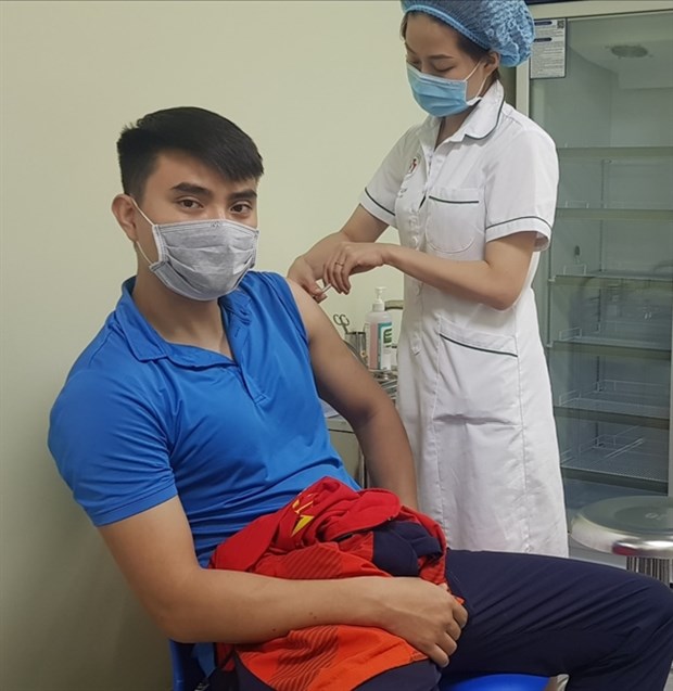 Fencer Vu Thanh An is one of the hundreds of athletes to receive COVID-19 vaccinations in preparation for their Olympic qualifiers (Photo: VNA)