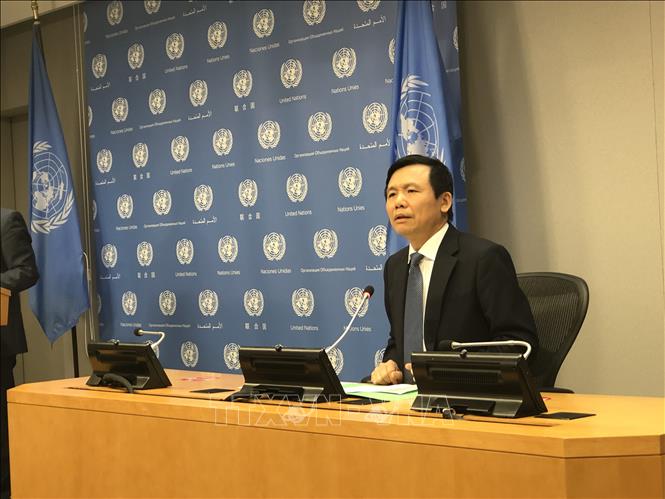 Đại sứ Đặng Đình Quý - Trưởng Phái đoàn đại diện thường trực Việt Nam tại Liên hợp quốc phát biểu tại buổi họp báo. Ảnh: Hữu Thanh/Pv TTXVN tại New York