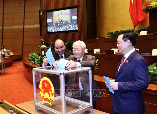 Tổng Bí thư, Chủ tịch nước Nguyễn Phú Trọng và các đồng chí lãnh đạo Đảng, Nhà nước bỏ phiếu miễn nhiệm Thủ tướng Chính phủ. Ảnh: TTXVN