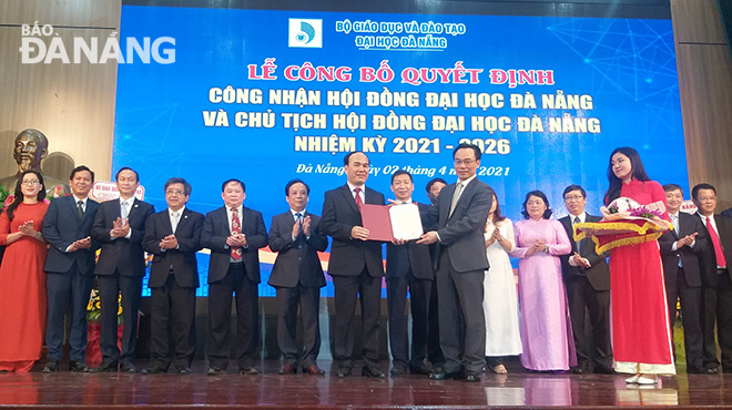 Thứ trưởng Bộ GD&ĐT Hoàng Minh Sơn trao quyết định của Bộ GD&ĐT công nhận Hội đồng Đại học Đà Nẵng nhiệm kỳ 2021-2026. Ảnh: NGỌC PHÚ