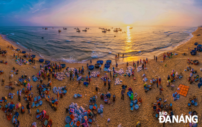 At round 3:00 – 4:00 am, boats returning from the sea bumper to bumper