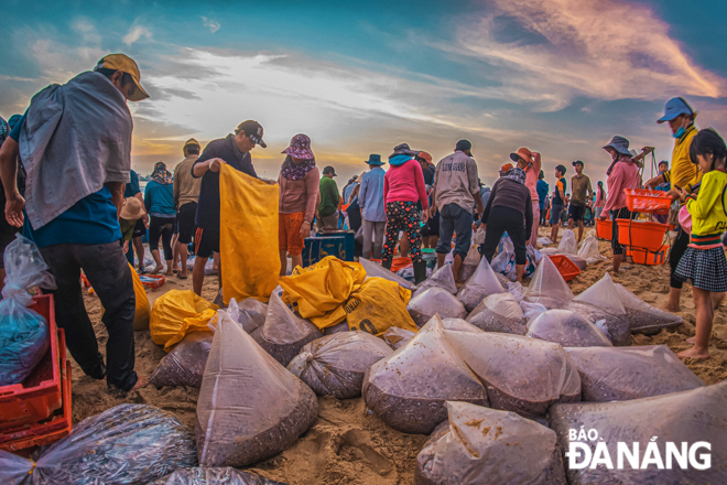 During the past 15 years, the Binh Minh coastal village, which was called the ‘village of widows’ following many male fishermen unfortunately lost their lives during Chanchu Storm in 2006, has recorded an impressive vitality and joy.