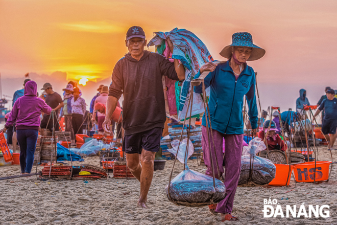  At the Binh Minh fish market, there are many people who make a living from carrying fish for 10,000 VND / trip. On average, they earn 50,000 - 100,000 VND / session.