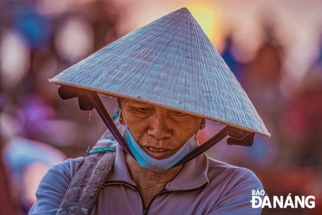 The sunburned face of a female villager who makes ends meet at the Binh Minh coastal village