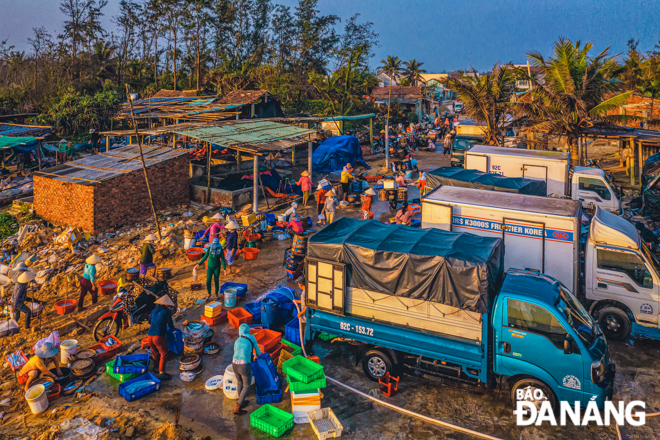 At 6:00am when the sun rises, the fish market turns thinly scattered as traders have left for traditional markets. Here is a truck ready for transporting seafood to markets for sale.