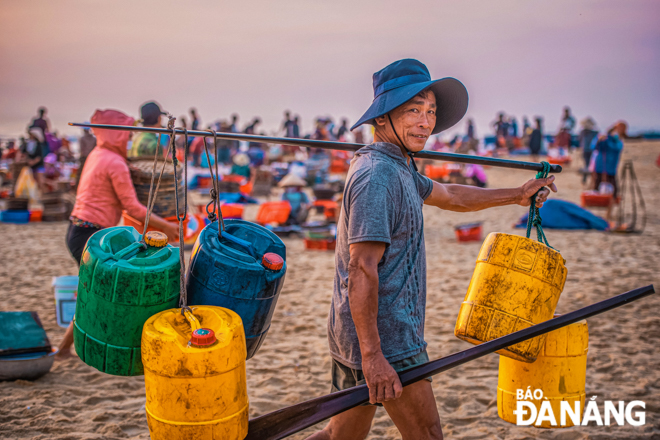 The joy of fishermen at the Binh Minh village in early morning market