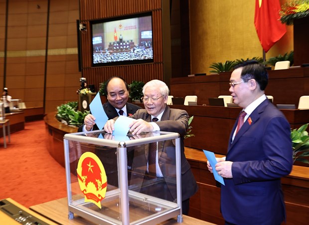 Vietnamese leaders cast ballot to vote on the relief of Nguyen Xuan Phuc (first, left) from the Prime Minister position on April 2 morning (Photo: VNA)