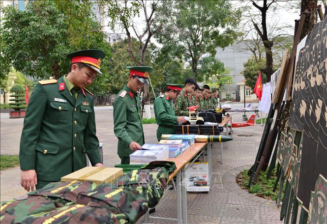 Tham quan sáng kiến, mô hình học cụ tại Lễ ra quân huấn luyện của Cơ quan Bộ Tư lệnh Thủ đô Hà Nội. Ảnh minh họa: TTXVN phát