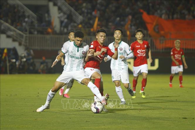  Pha tranh bóng giữa các cầu thủ giữa đội chủ nhà TP Hồ Chí Minh (áo đỏ) và đội Bình Định (áo trắng). Ảnh: Thanh Vũ/TTXVN