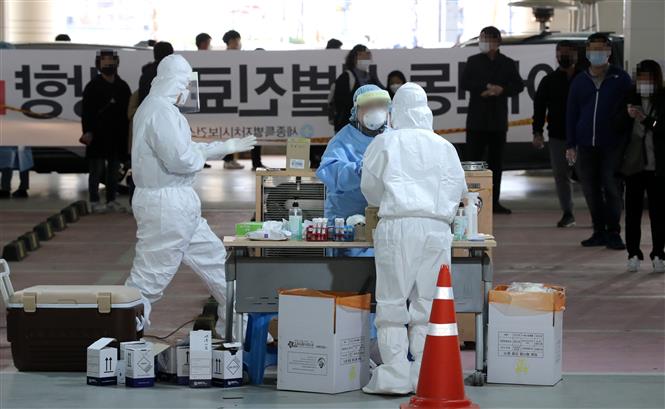 Nhân viên y tế làm việc tại một điểm xét nghiệm COVID-19 ở Sejong, Hàn Quốc, ngày 31/3/2021. Ảnh: Yonhap/ TTXVN