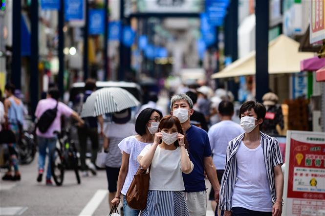 Người dân đeo khẩu trang phòng dịch COVID-19 tại Tokyo, Nhật Bản ngày 1/8/2020. Ảnh: AFP/TTXVN