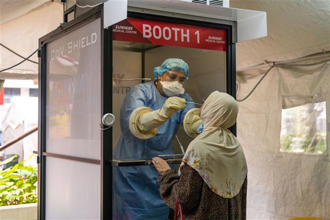 Nhân viên y tế lấy mẫu xét nghiệm COVID-19 cho người dân tại Kuala Lumpur, Malaysia, ngày 12/3/2021. Ảnh: THX/ TTXVN